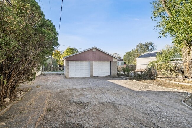 Building Photo - 341 Reed Ave N