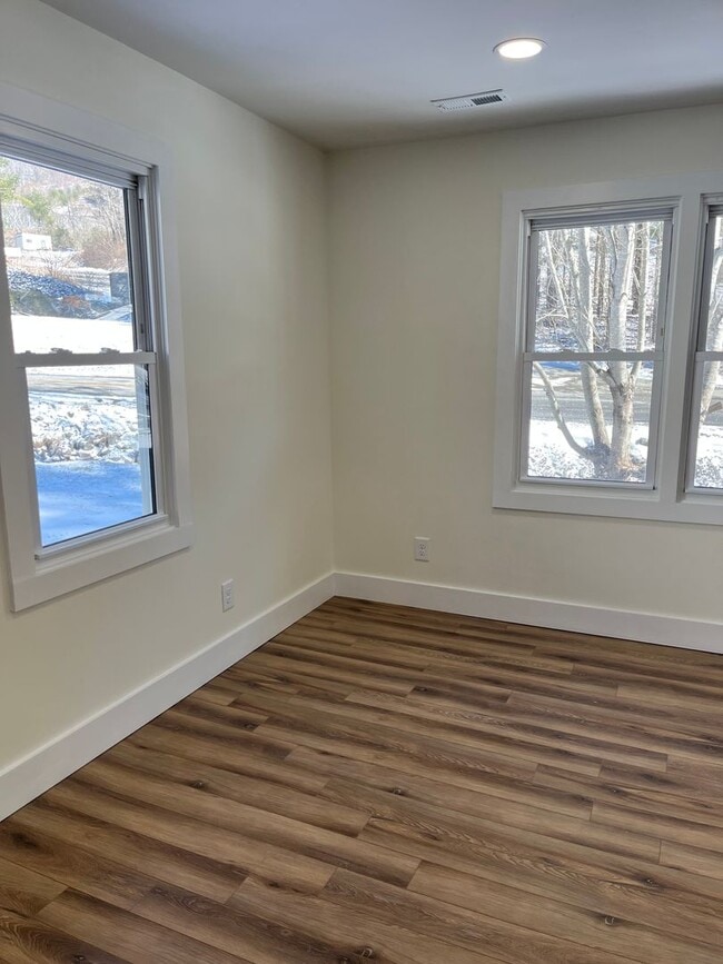 Building Photo - Charming 2 bedroom Cottage