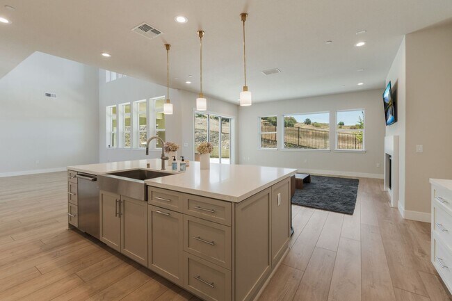 Foto del edificio - Newly Built 5BR Luxury Home in El Dorado Hills – 3,926 Sq Ft!
