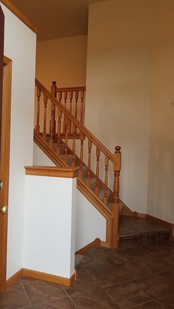 Building Photo - Split Level Duplex