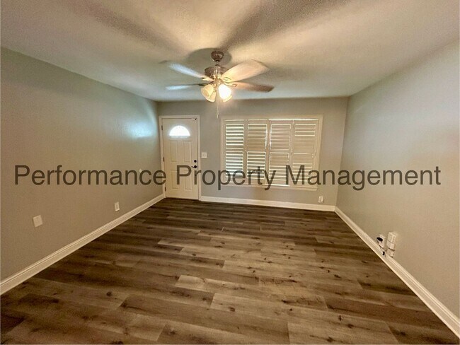 Building Photo - Charming 3 Bed/1 Bath in SW Bakersfield wi...