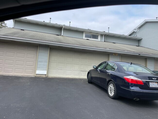 Garaje para 2 coches con acceso directo a la cocina. - 2022 McKenna Blvd