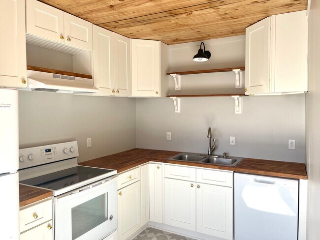 Foto del edificio - Centrally Located 1 bedroom 1 bath -  wate...