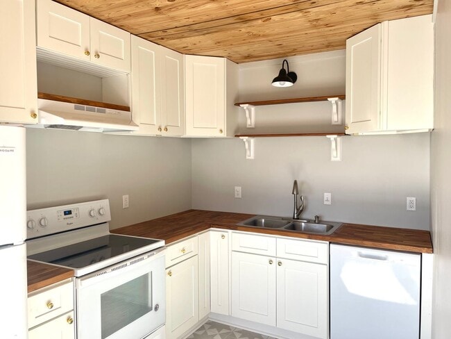 Building Photo - Centrally Located 1 bedroom 1 bath -  wate...