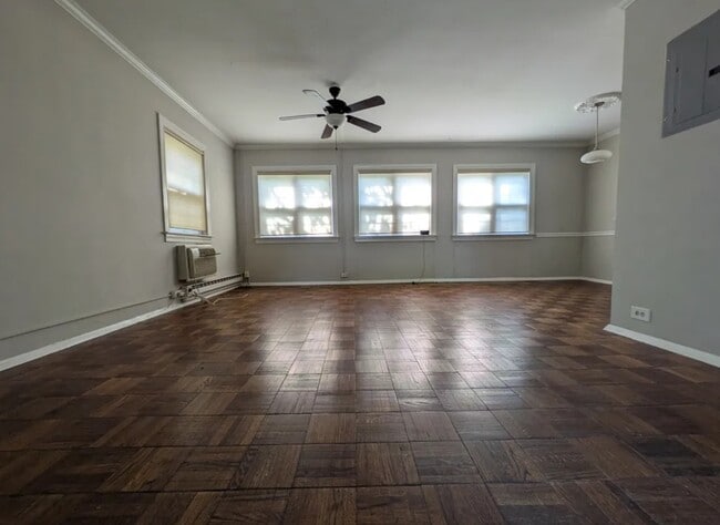 living room upon entry - 3102 Valley Dr