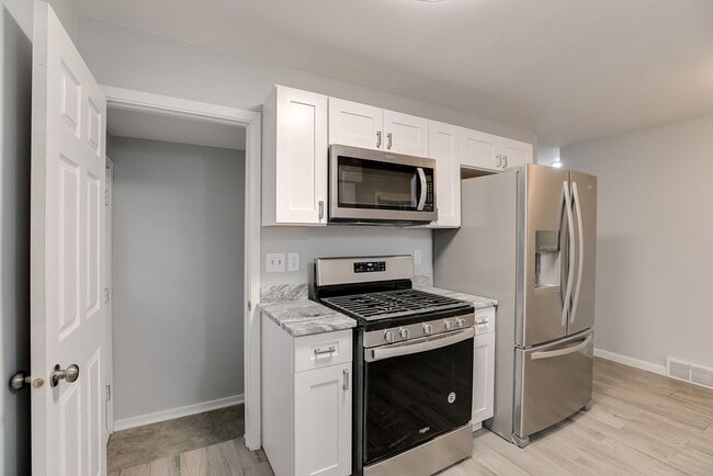 Building Photo - Stunningly Renovated 5-Bed Arden Hills Home.