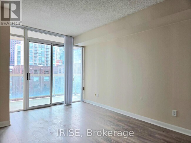 Photo du bâtiment - 323 Richmond St E