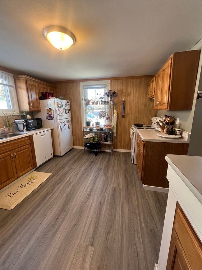 Building Photo - AVAILABLE March - 1 BED 1 BATH