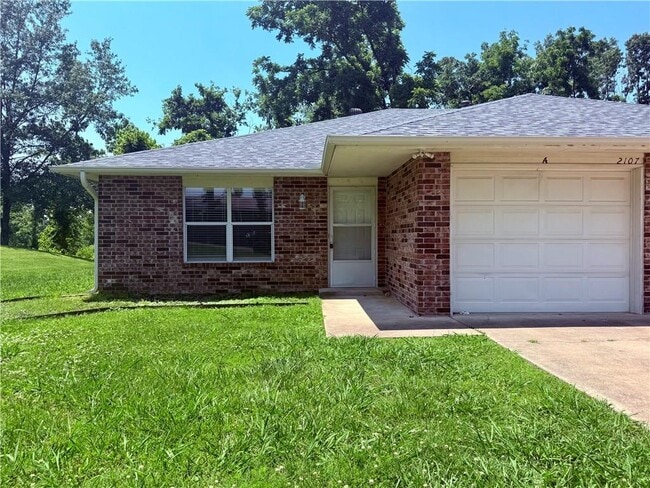 Building Photo - 2107 Oakwood Ave