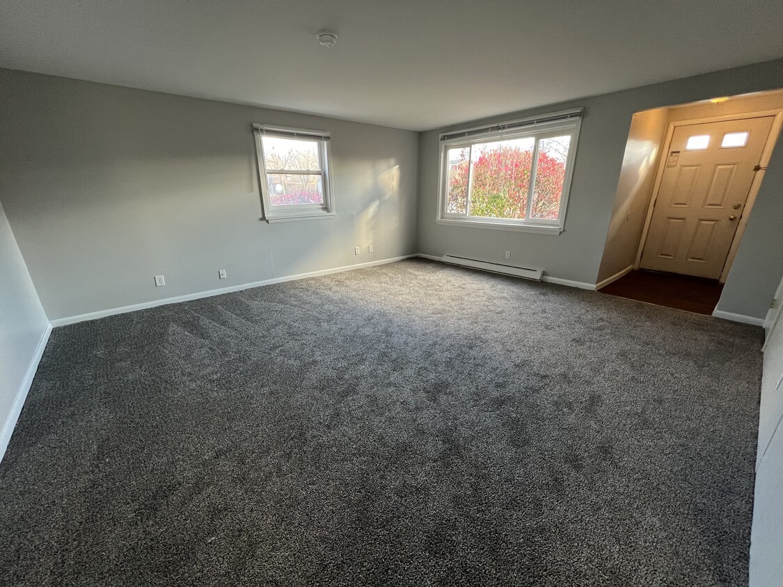 2 Bed/1 Bath Living Room - Fountainview West