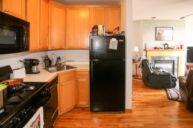 Building Photo - 865 W Buckingham Pl