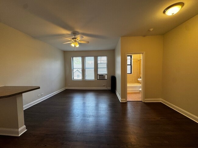 Building Photo - 1344 W Lunt Ave