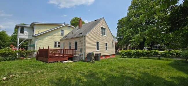 Building Photo - 7335 Maple St