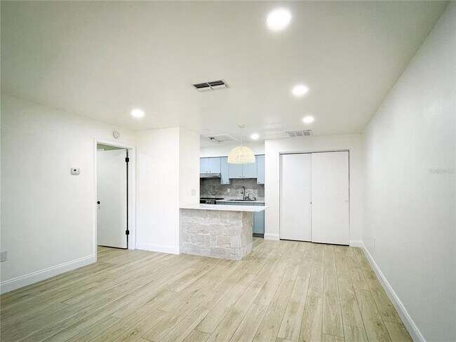 Foto del edificio - 708 Angelina Ln