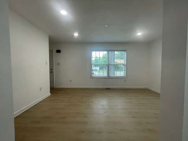 Foto del edificio - 100 Gibson Park Dr