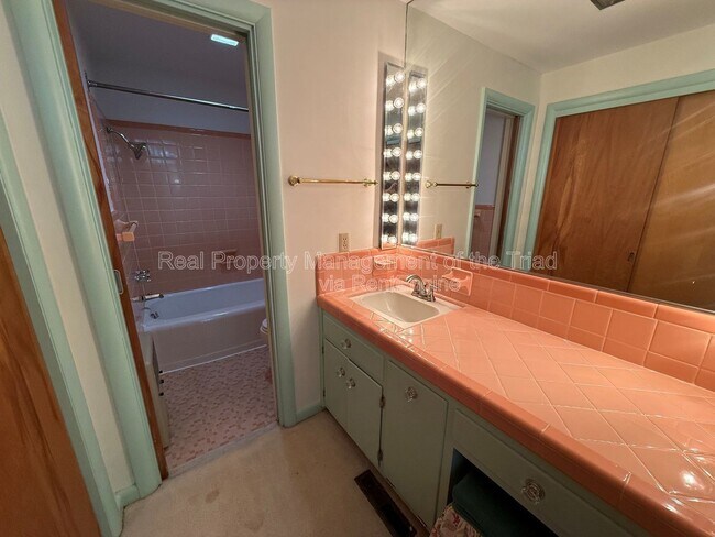 Building Photo - 1507 Pinehurst Dr
