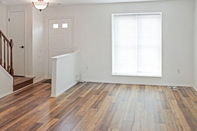 Building Photo - Charming 2-Level Townhome With New Floorin...