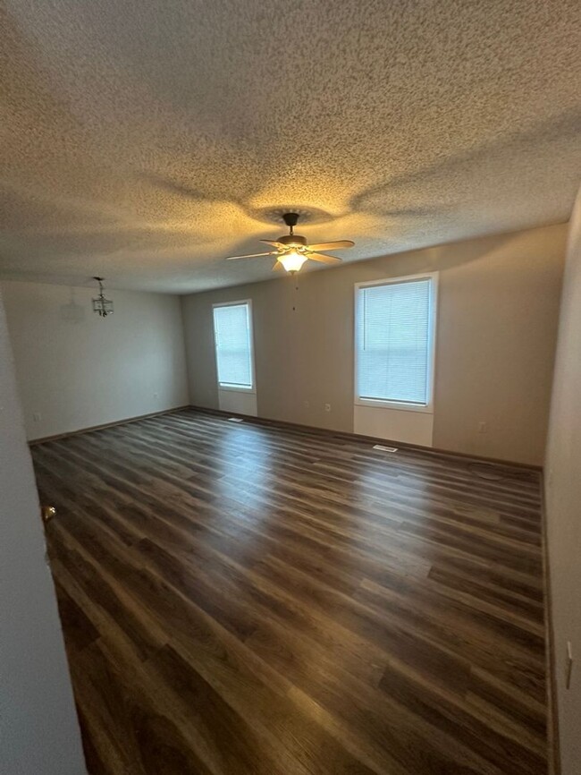 Building Photo - COMING SOON!! 2 Bedroom, 1 Bath Bottom Lev...