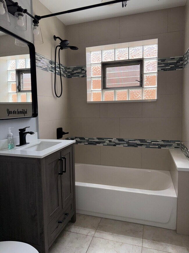 Foto del edificio - 3953 N Oleander Ave