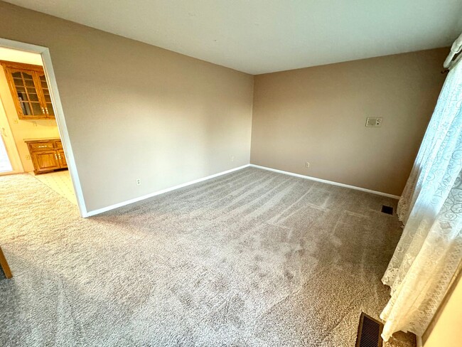 Building Photo - Fresh Paint and New Carpet! 4 bedroom home...