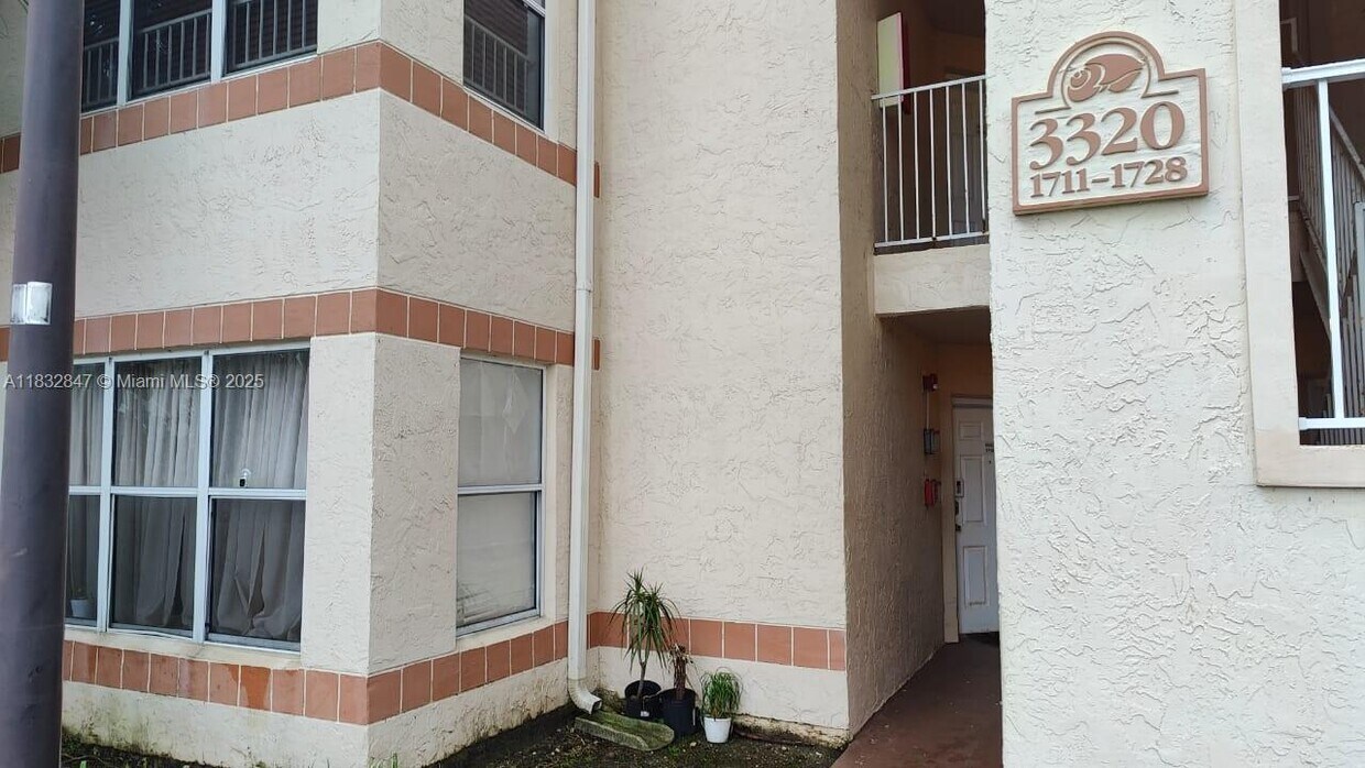 Foto principal - 3320 Pinewalk Dr N
