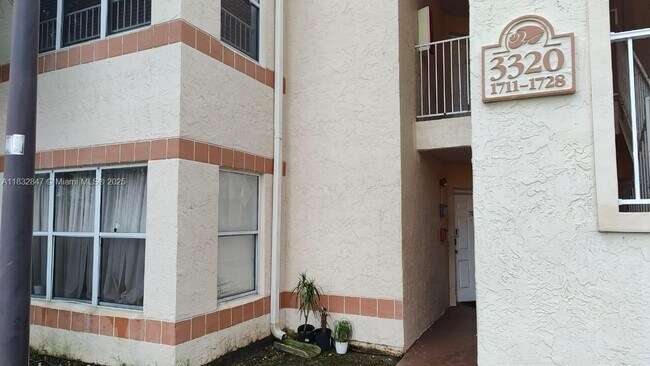 Foto del edificio - 3320 Pinewalk Dr N
