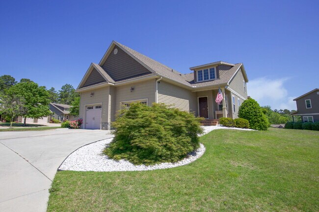 Foto del edificio - Charming End-Unit Townhome in Southern Pines