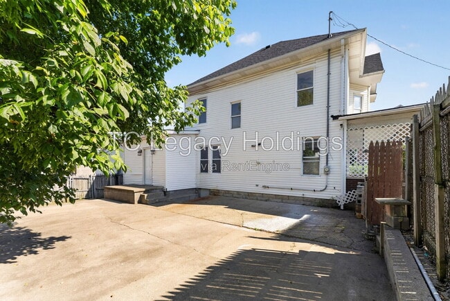 Building Photo - 890 Traction St