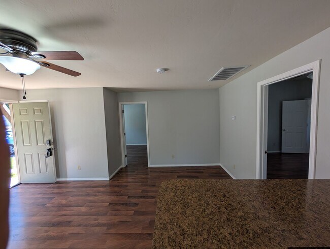 Building Photo - 2 bedroom 1 bathroom house in Downtown Edm...