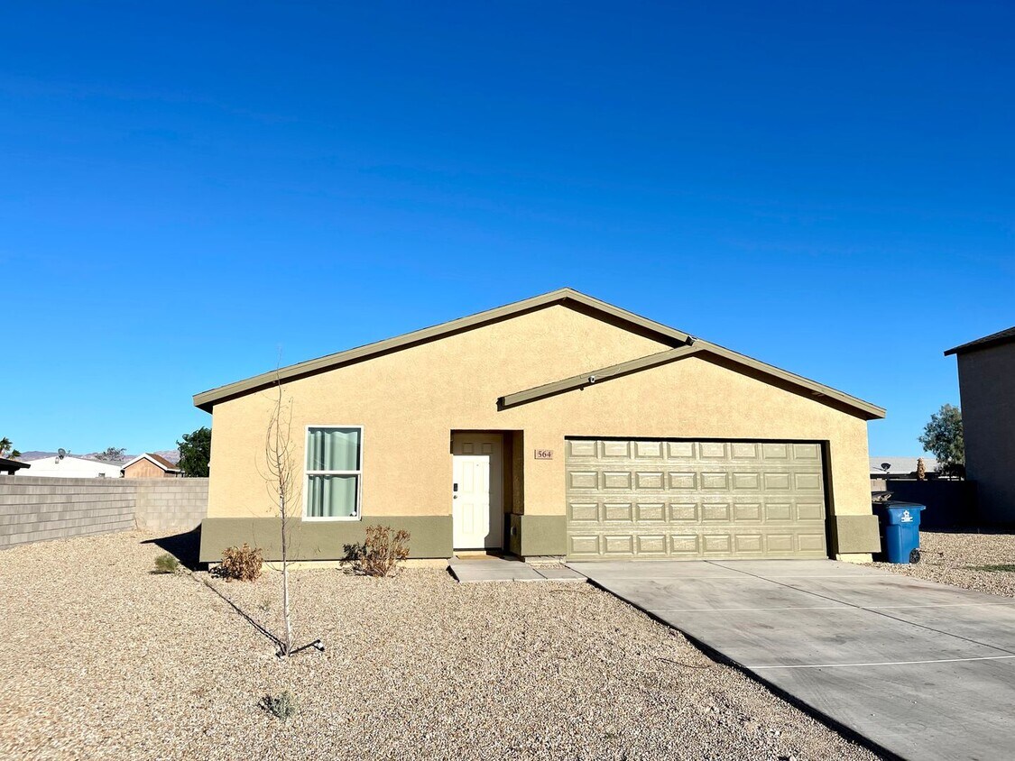 Foto principal - New 4 Bedroom Home in Bullhead City! AVAIL...
