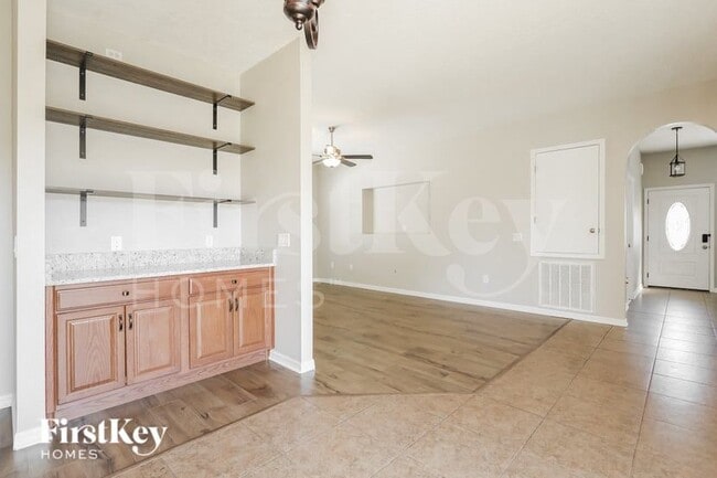 Building Photo - 6 Llobell Pl