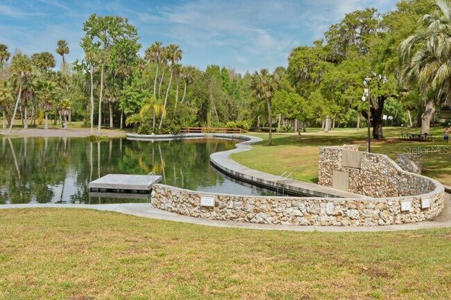 Foto del edificio - 229 Crown Oaks Way