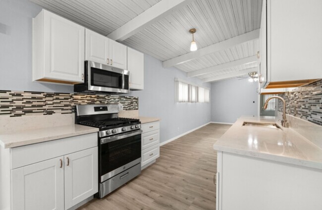 Building Photo - 3304 S Beverly Dr