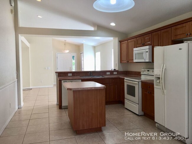 Building Photo - 3/2 with screen porch & spacious yard