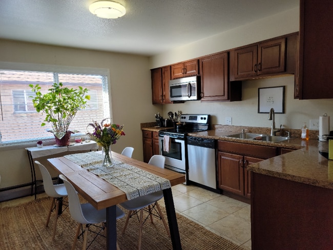 Building Photo - 133 S 18th Ave