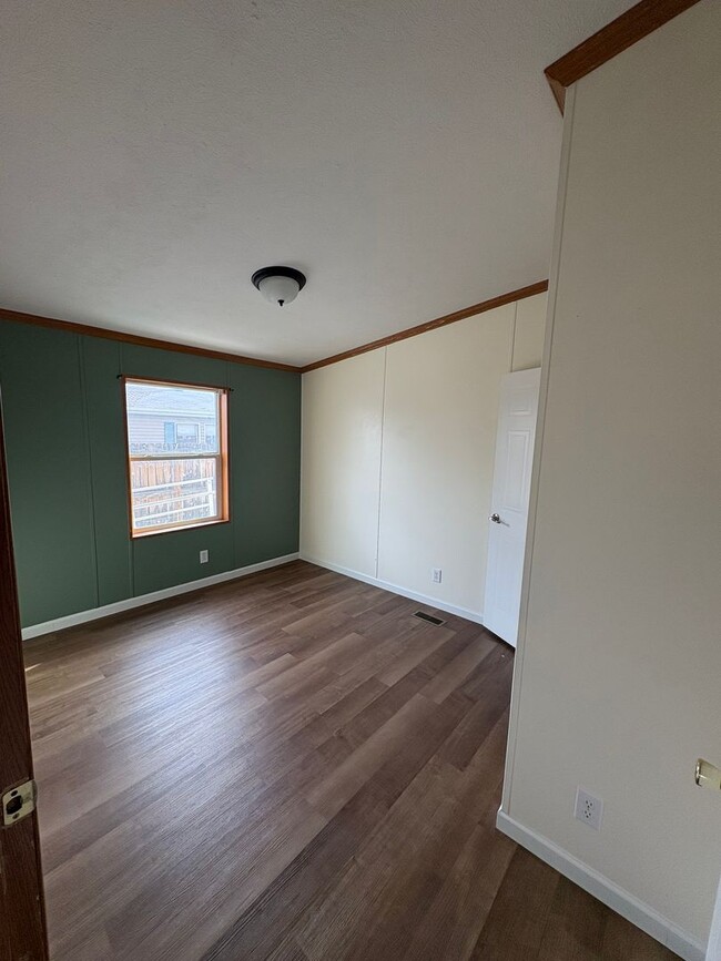 Building Photo - 4 bedroom