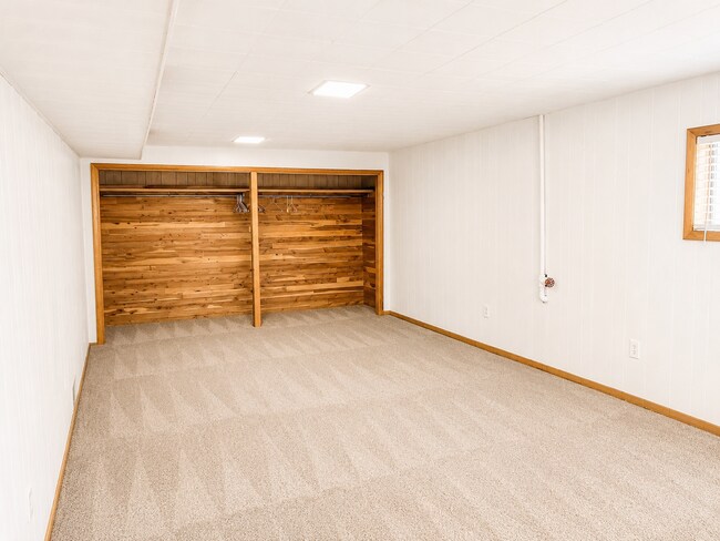 Foto del edificio - Large Basement Apartment For Rent