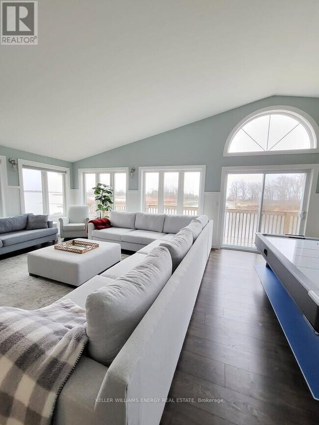 Building Photo - 153 Wellington Main St