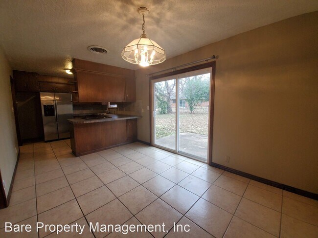 Building Photo - 3 br, 1.5 bath House - 1221 Charleston Court