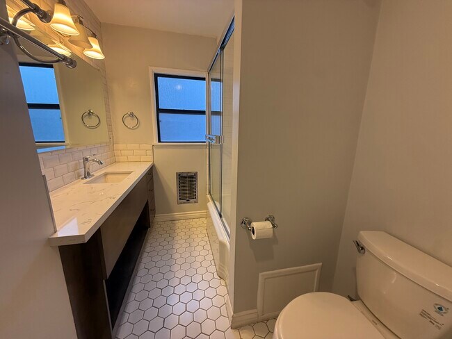 Foto del edificio - 1222 McClellan Dr