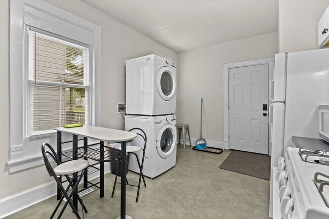 Building Photo - 527 5th St - STR
