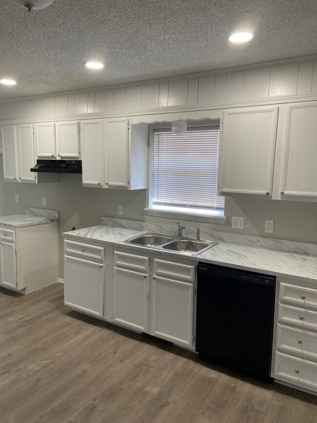 Foto del edificio - Call 918-921-9955 To Schedule Your Showing...