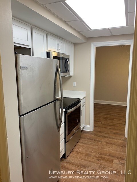Building Photo - Luxurious Penthouse Retreat Available Now