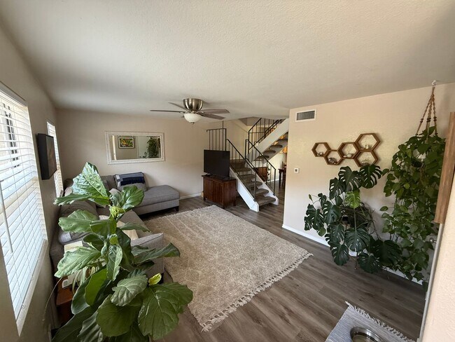 Foto del edificio - Spacious Two-Story 3 Bedroom, 1.5 Bath Tow...