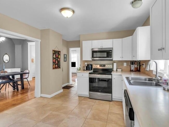 Building Photo - 4 Bedroom Single Family Home in Clinton