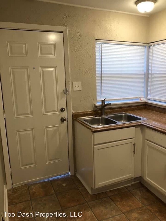 Foto del edificio - 3 br, 1 bath House - 2911 E Ann Arbor Avenue