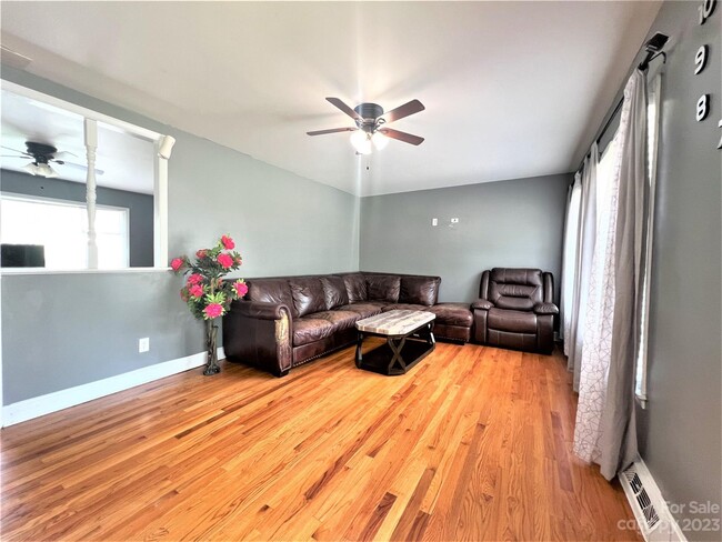 Building Photo - 3034 Rosehill Dr