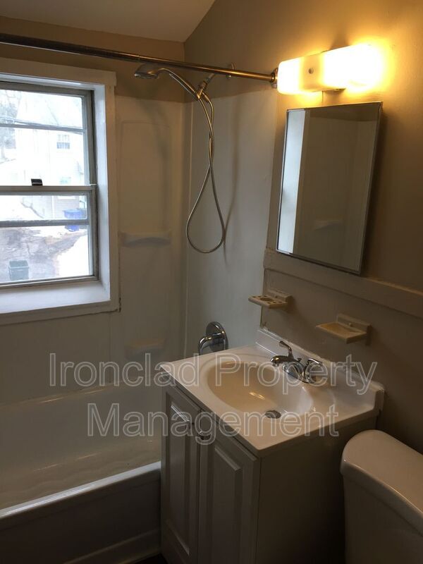 Foto del edificio - 6-12 Woodlawn Cir