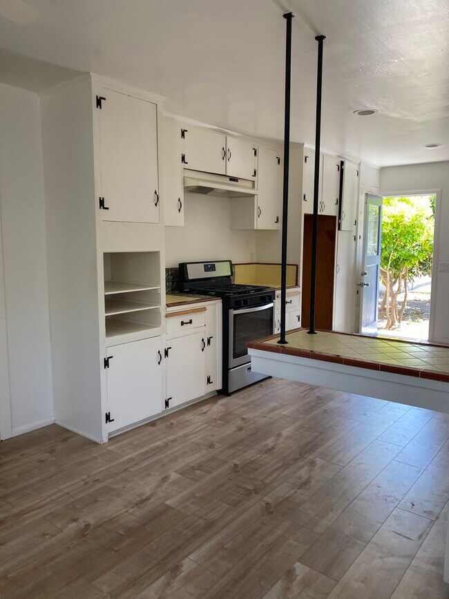 Building Photo - 1423 Kowalski Ave