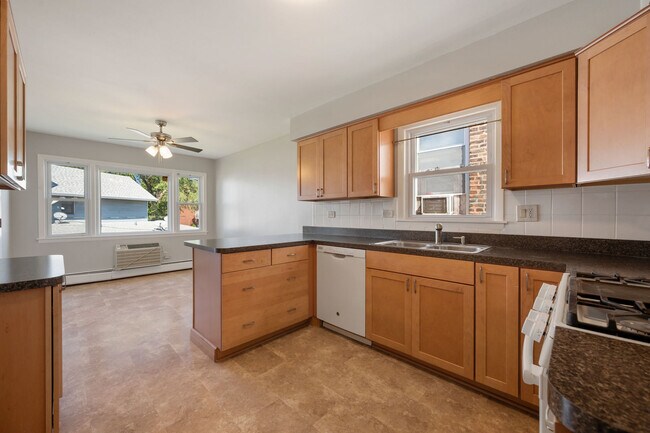 Building Photo - 4912 W Berteau Ave